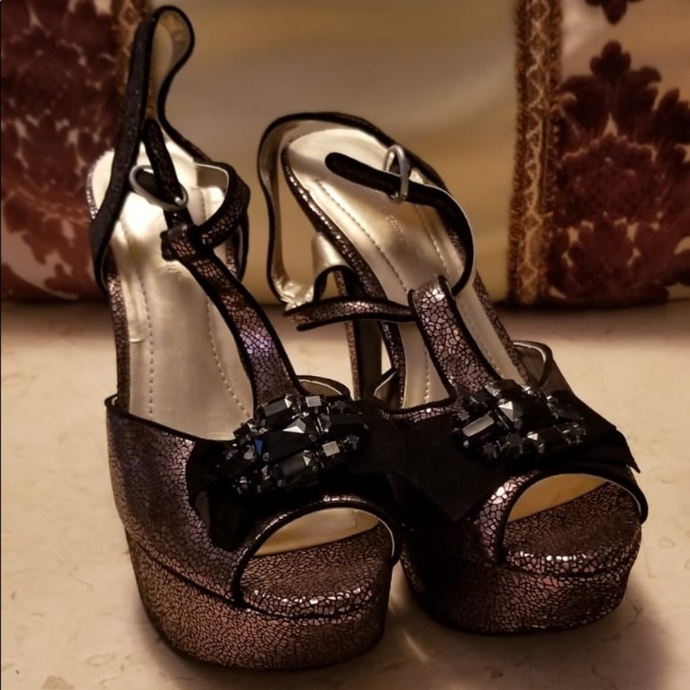 New BCBG SIZE 9B high heels shoes.